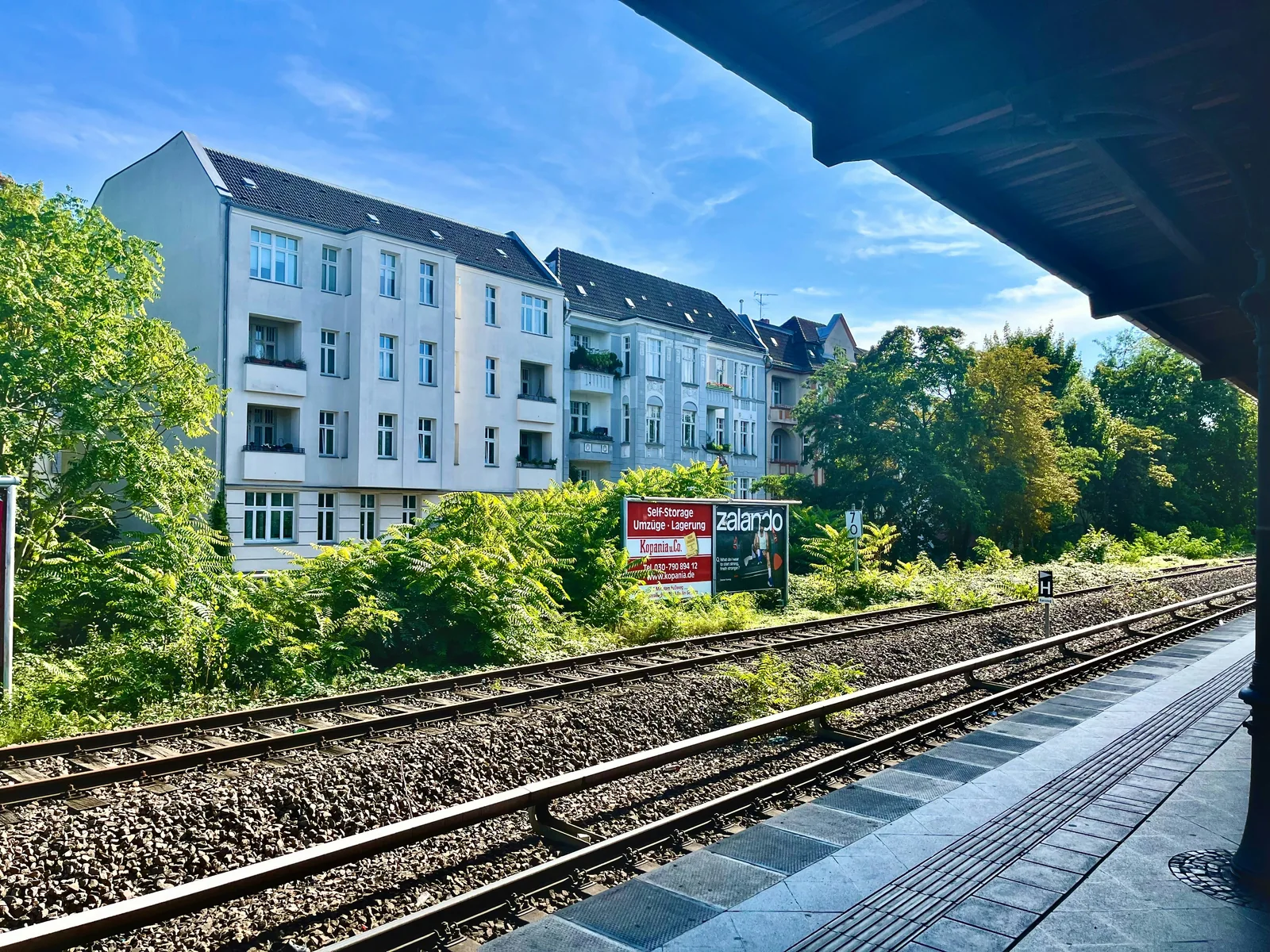 Berliner Wohnhäuser unmittelbar an einer innerstädtischen Bahnstrecke